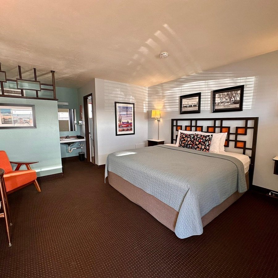 Safari Inn Motel — Guest room