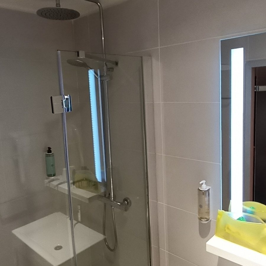 Safestay Lisbon Bairro Alto — Bathroom