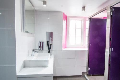 Safestay London Kensington Holland Park — Bathroom