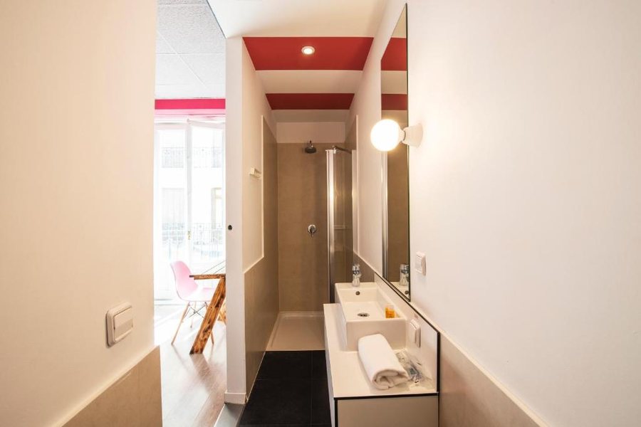 Safestay Madrid Central — Bathroom