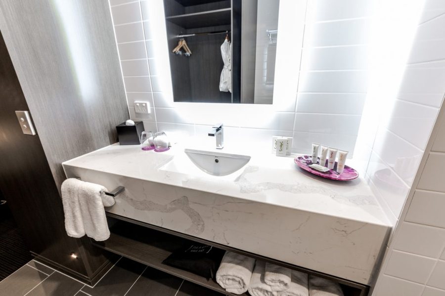 Sage Hotel James Street — Bathroom