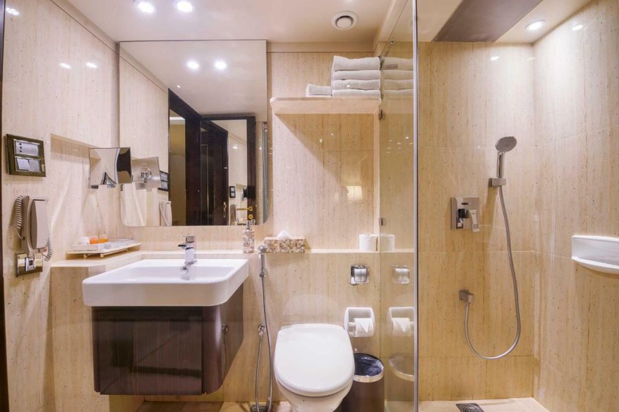 Sai Palace Hotel — Bathroom