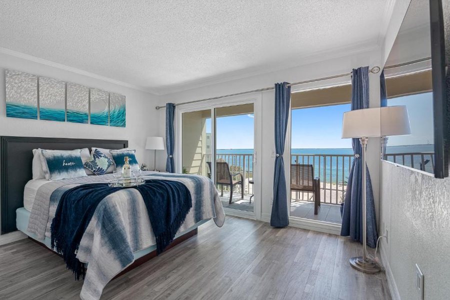 Sailport Waterfront Suites — Guest room