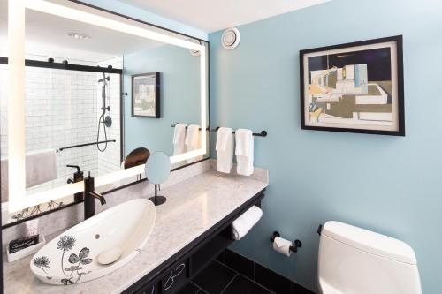 Saint Kate The Arts Hotel — Bathroom