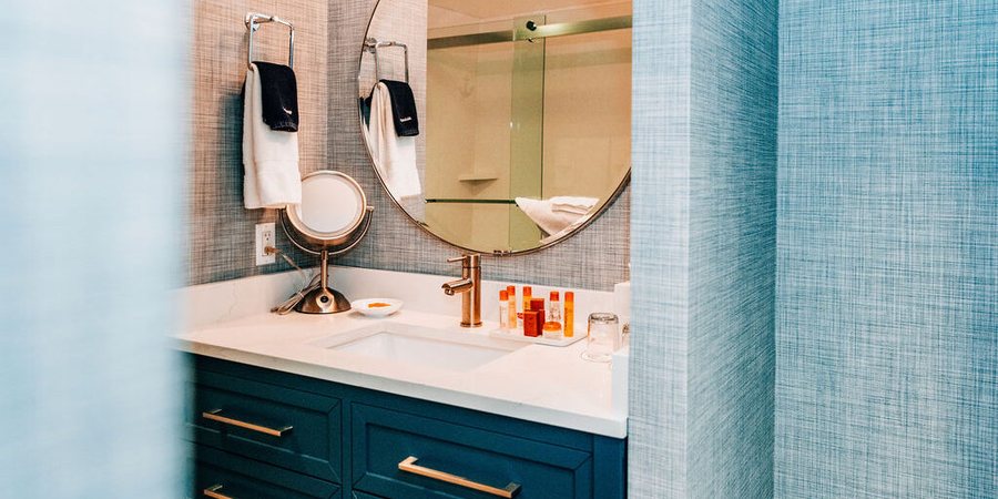 Salem Waterfront Hotel Suites — Bathroom
