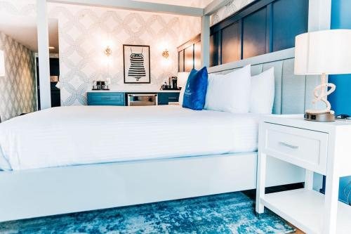 Salem Waterfront Hotel Suites — Guest room