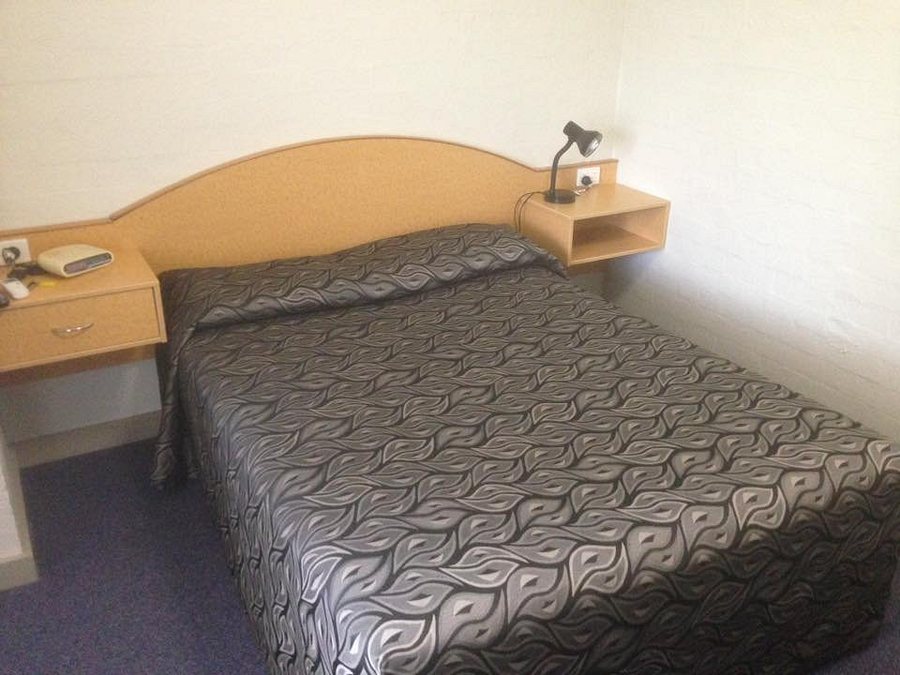 Salisbury Hotel Motel — Guest room