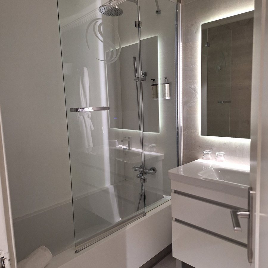Salles Hotel Pere Iv Barcelona Catalonia — Bathroom