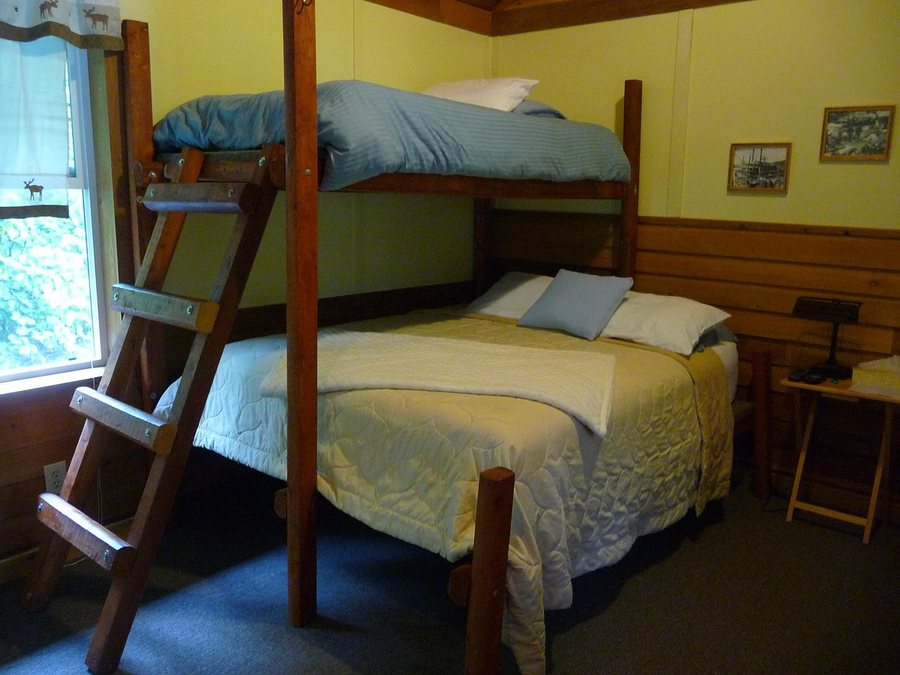 Salmon Creek Cabins — Guest room
