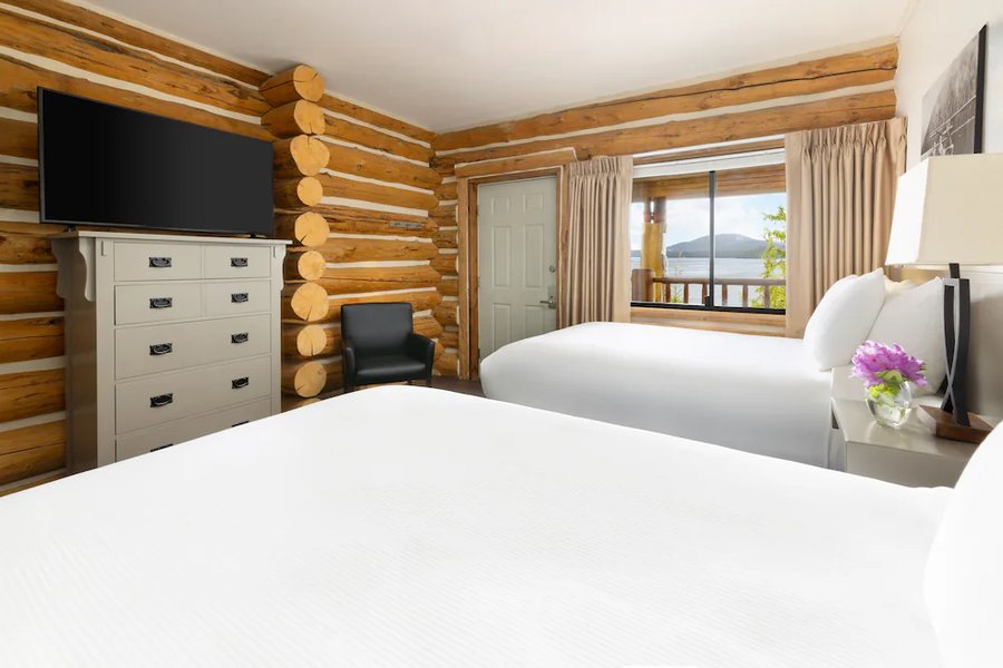 Salmon Falls Resort — Guest room