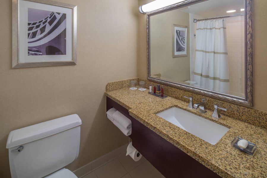 Salt Lake Marriott Downtown at City Creek — Bathroom
