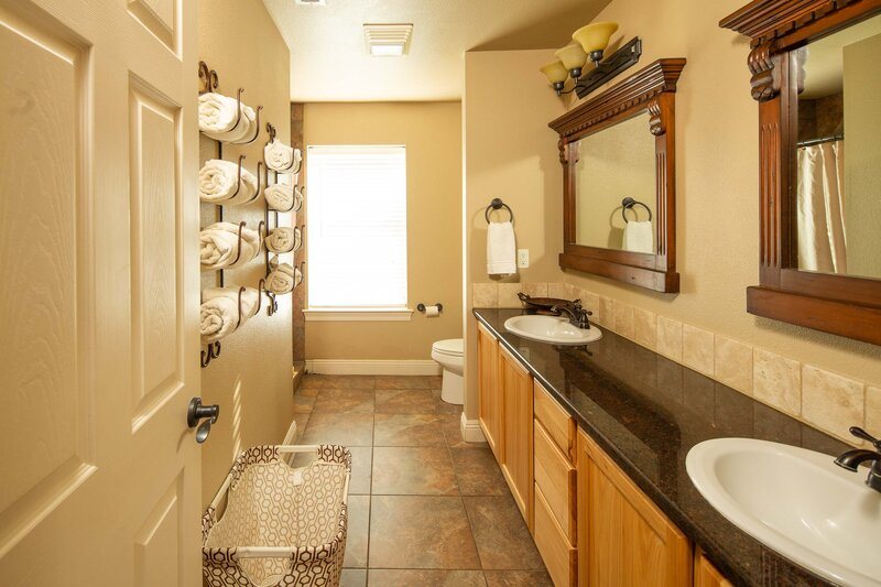 Saltgrass Outdoors Fishing And Hunting Lodge Buras Louisiana — Bathroom