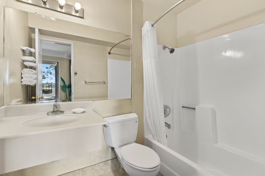 San Clemente Cove Resort — Bathroom