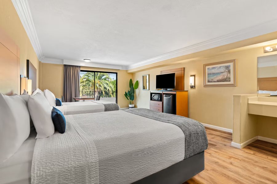 San Clemente Inn — Guest room