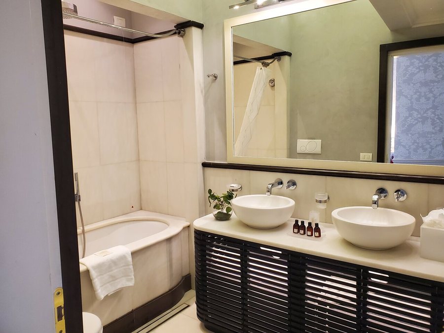 San Firenze Suites Spa — Bathroom