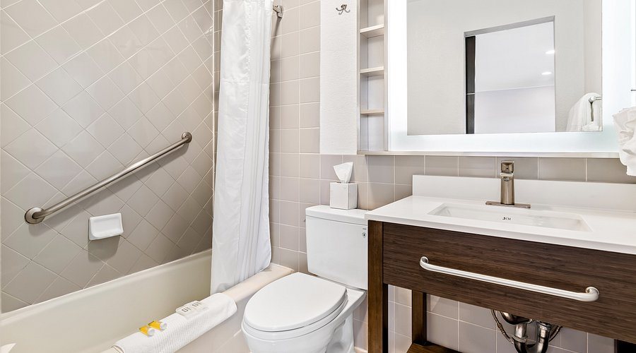 San Francisco Inn — Bathroom