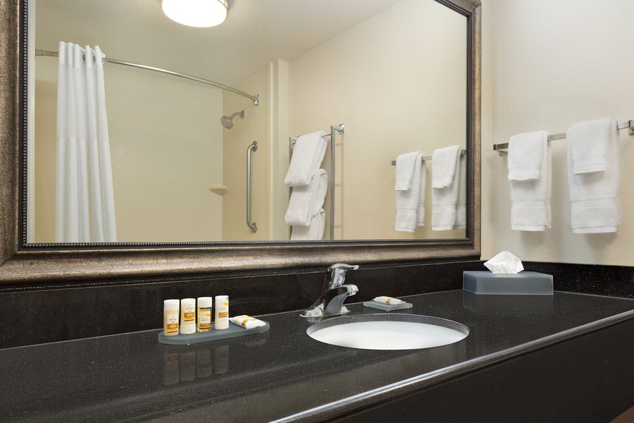 San Joaquin Hotel — Bathroom