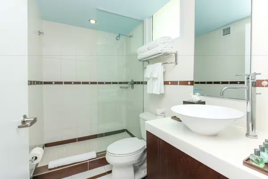 San Juan Water and Beach Club Hotel — Bathroom