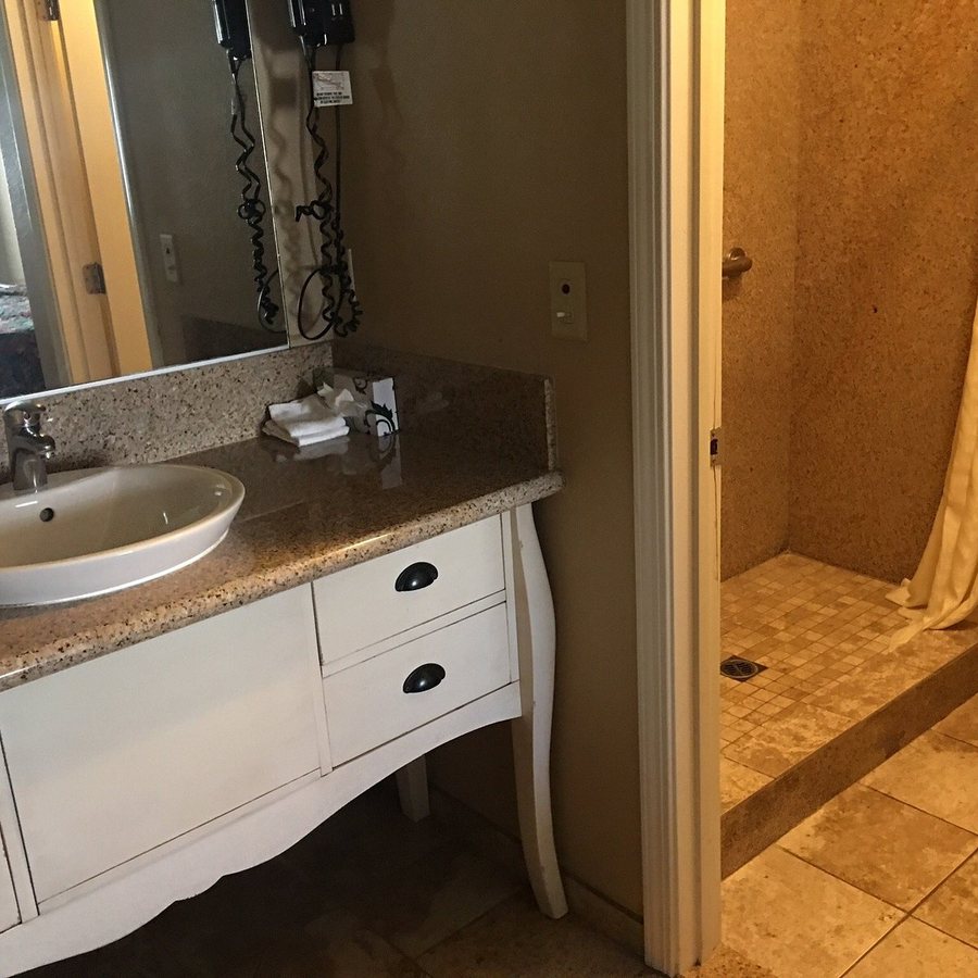 San Luis Inn Motel San Luis Colorado — Bathroom