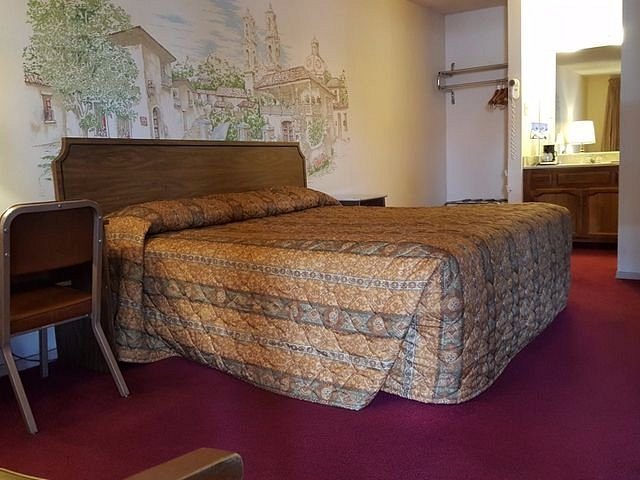 San Miguel Inn — Guest room
