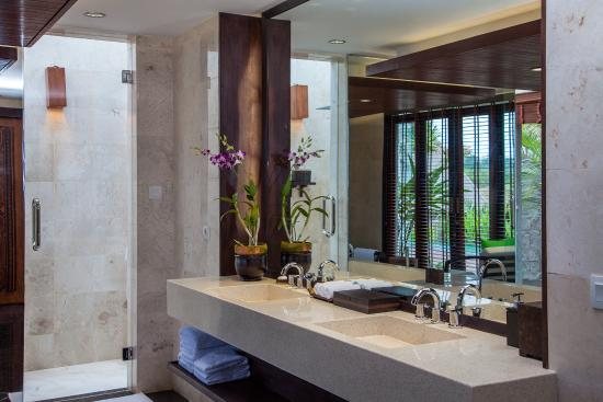 Sanctoo Suites Villas — Bathroom