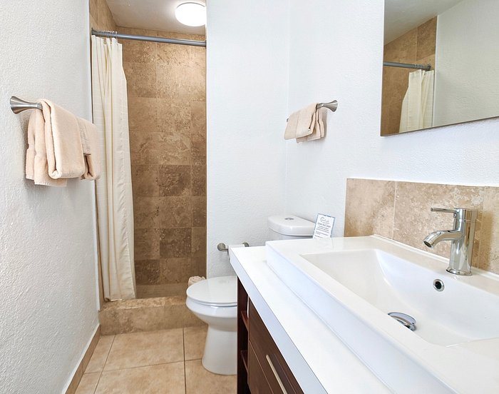 Sand Castle Inn — Bathroom