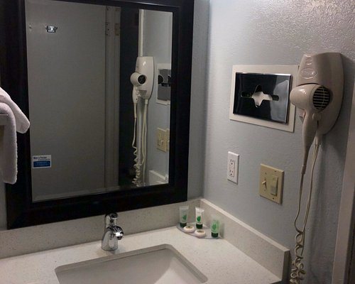 Sand Dollar Inn — Bathroom