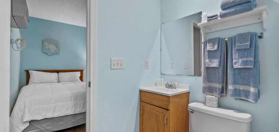 Sand Dunes Motel — Bathroom