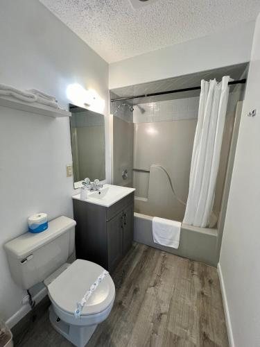 Sand Pebble Motor Lodge — Bathroom