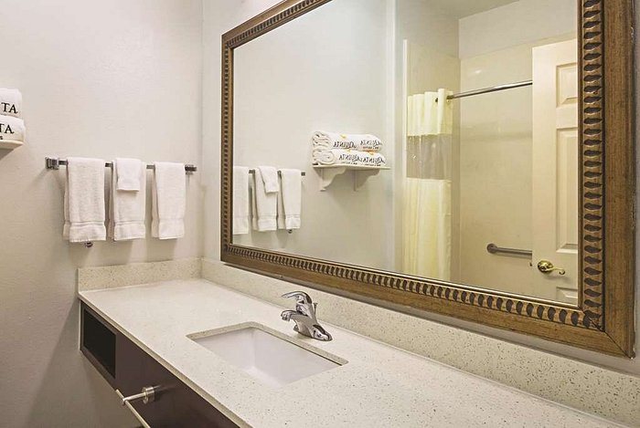 Sand Rose Beach Resort — Bathroom