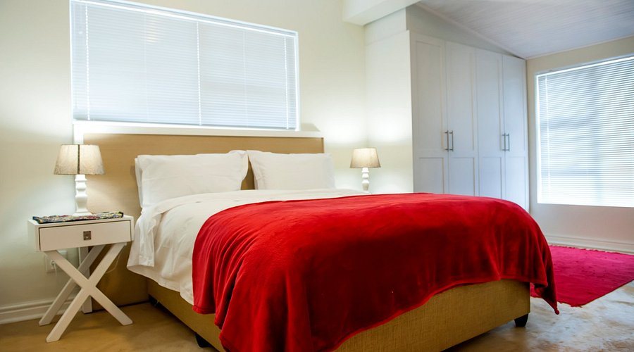 Sandbaai Cottages — Guest room