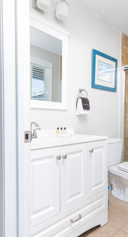 Sandbars Inn on Cape Cod Bay — Bathroom