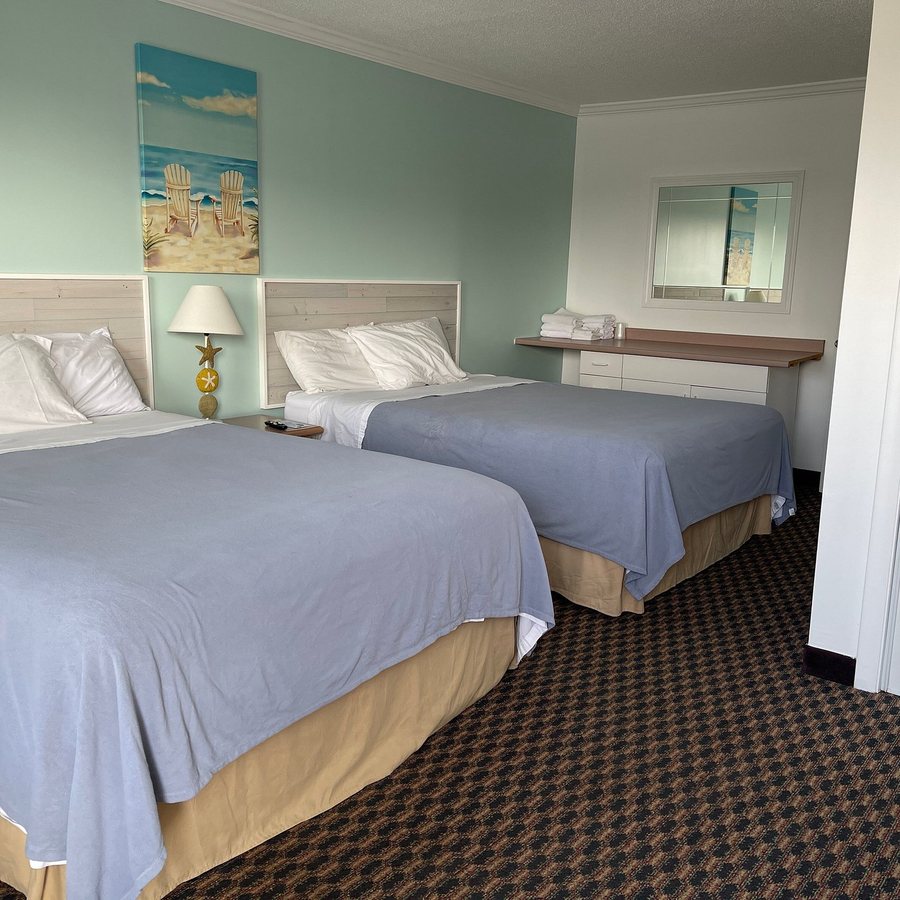 Sandcastle Beachfront Inn — Guest room