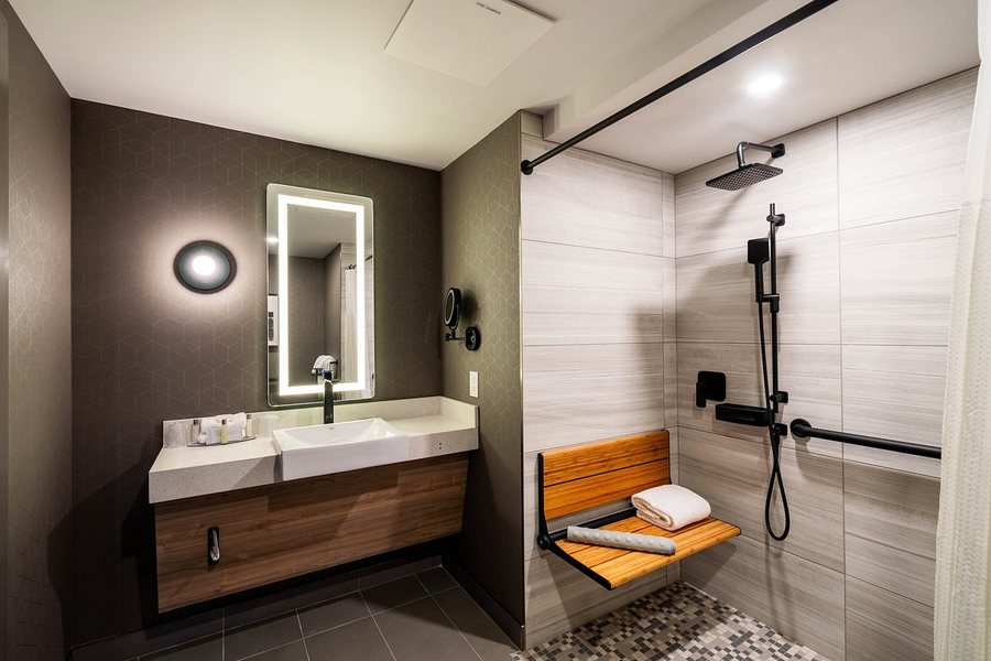 Sandman Signature Fort Worth Downtown Hotel — Bathroom