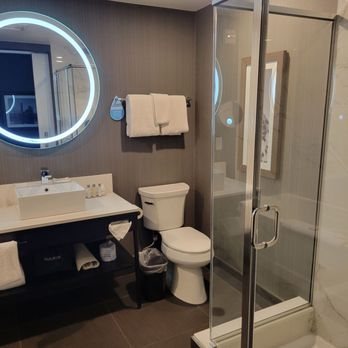 Sandman Signature Plano Frisco Hotel — Bathroom