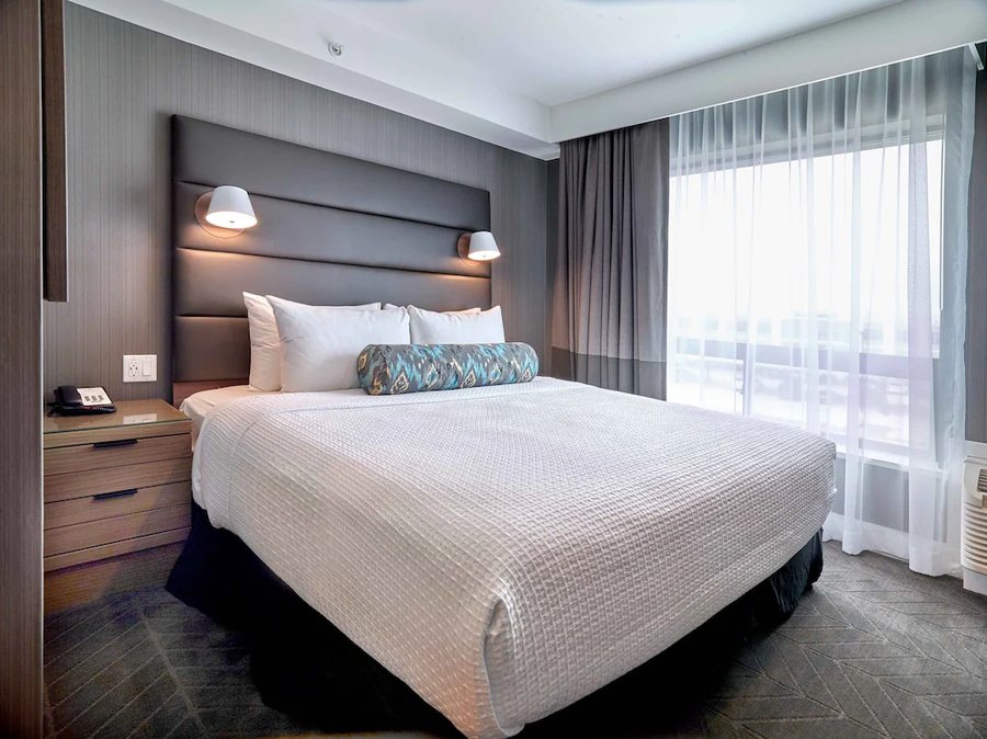 Sandman Signature Plano Frisco Hotel — Guest room