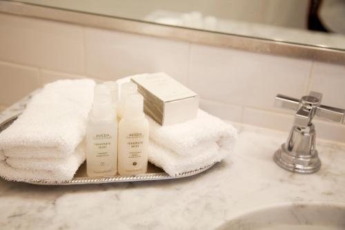 Sandpiper Beach Resort — Bathroom