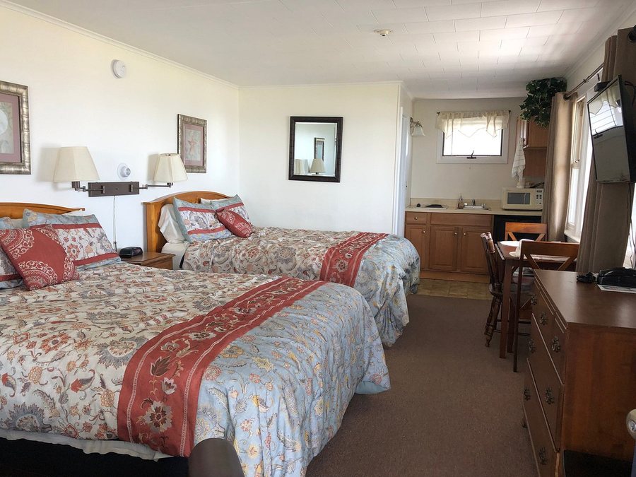 Sandpiper Beachfront Motel — Guest room