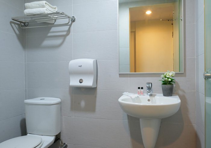 Sandpiper Hotel — Bathroom