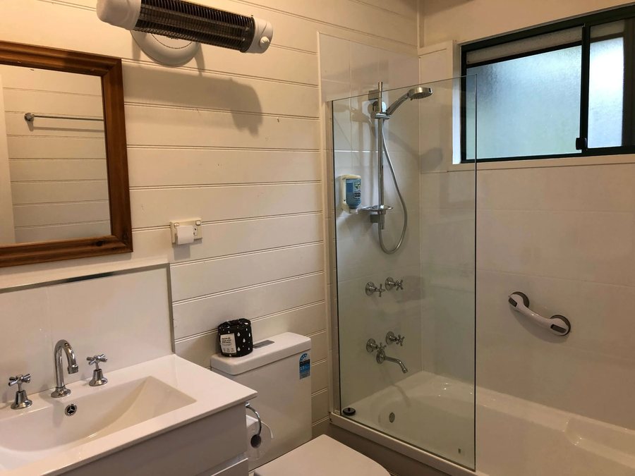 Sandpiper Ocean Cottages — Bathroom