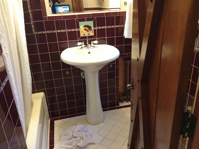 Sands Motel — Bathroom
