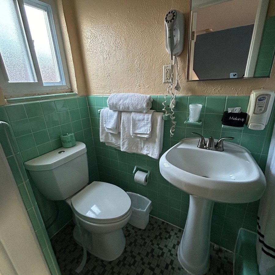 Sands Motel — Bathroom