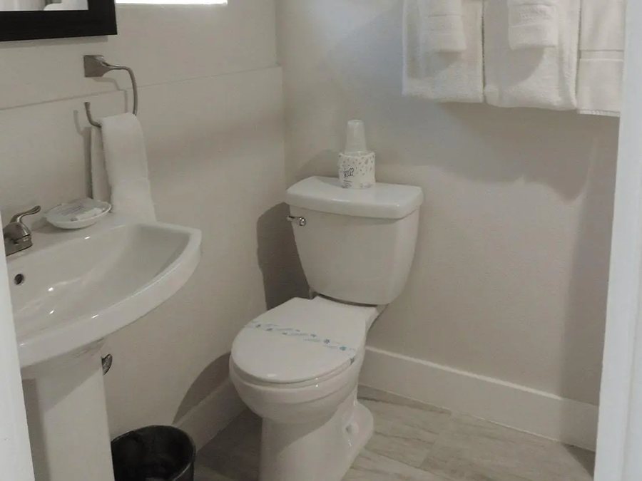 Sands of Islamorada Hotel — Bathroom