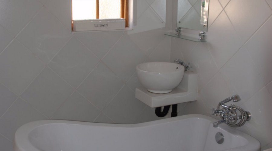 Sandstone Chameleon Guest House — Bathroom