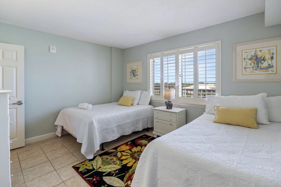 Sandy Key Condominiums — Guest room
