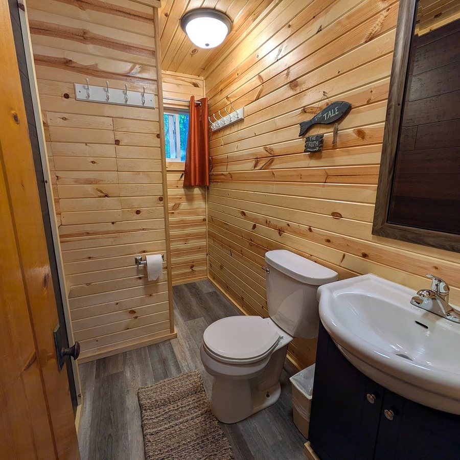 Sandy Point Lodge — Bathroom
