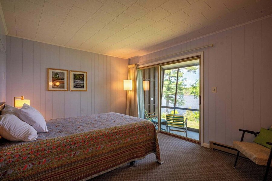 Sandy Point Lodge — Guest room