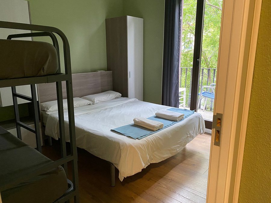 Sant Antoni Hostal Sustainable Tourism Barcelona Catalonia — Guest room