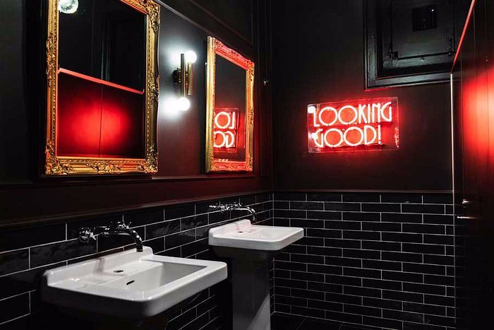 Sant Jordi Hostels Lisbon — Bathroom