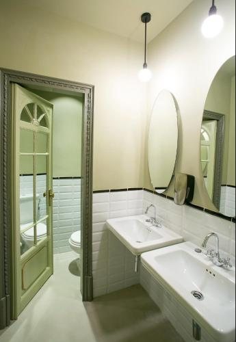 Sant Jordi Hostels Rock Palace Barcelona Catalonia — Bathroom